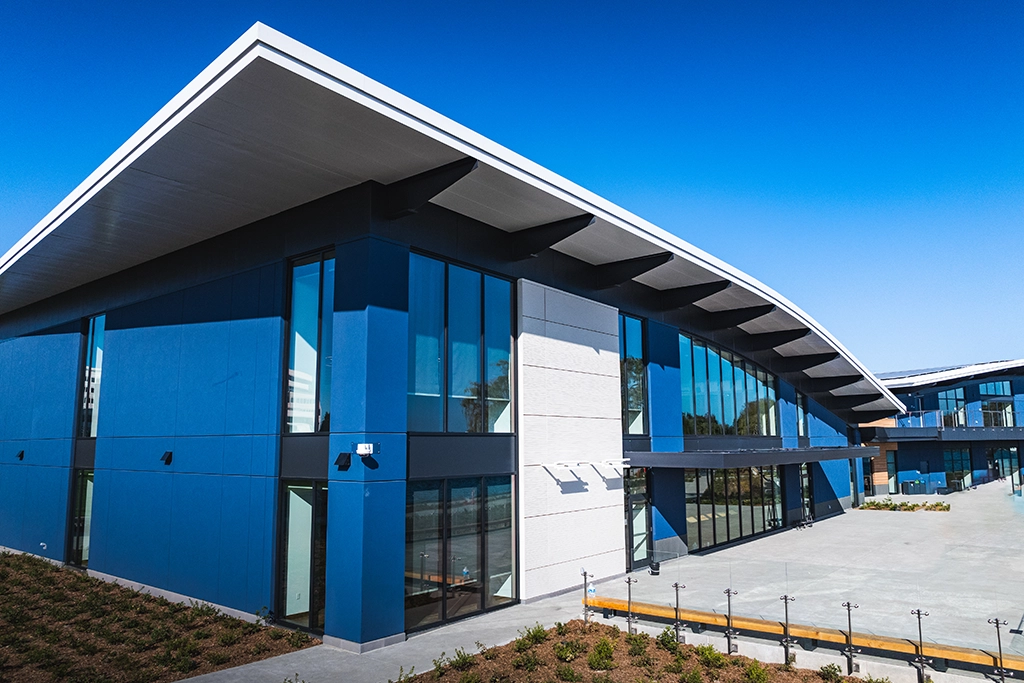 Foster-City-5 The new Foster City Recreation Center in Foster City, CA features AEP Span's SpanSeam™ roofing in a Regal White color.